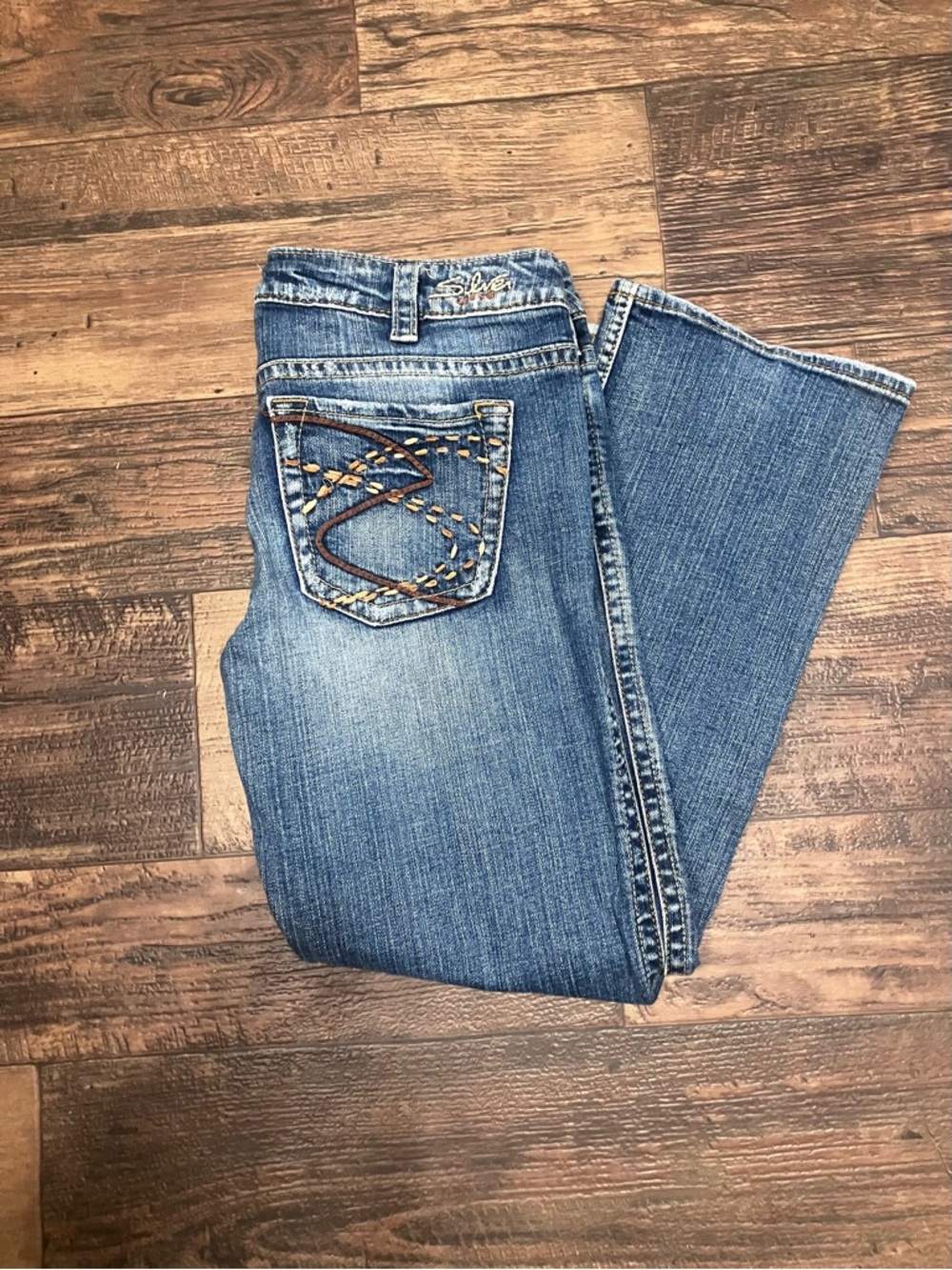 Silver Jeans Women's Medium Blue Embroidered Pocket Capris.